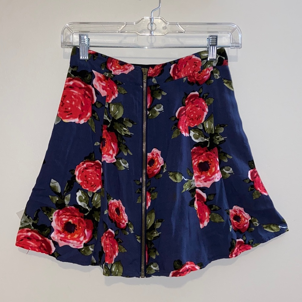 Adorable A-line floral print mini skirt with front zipper